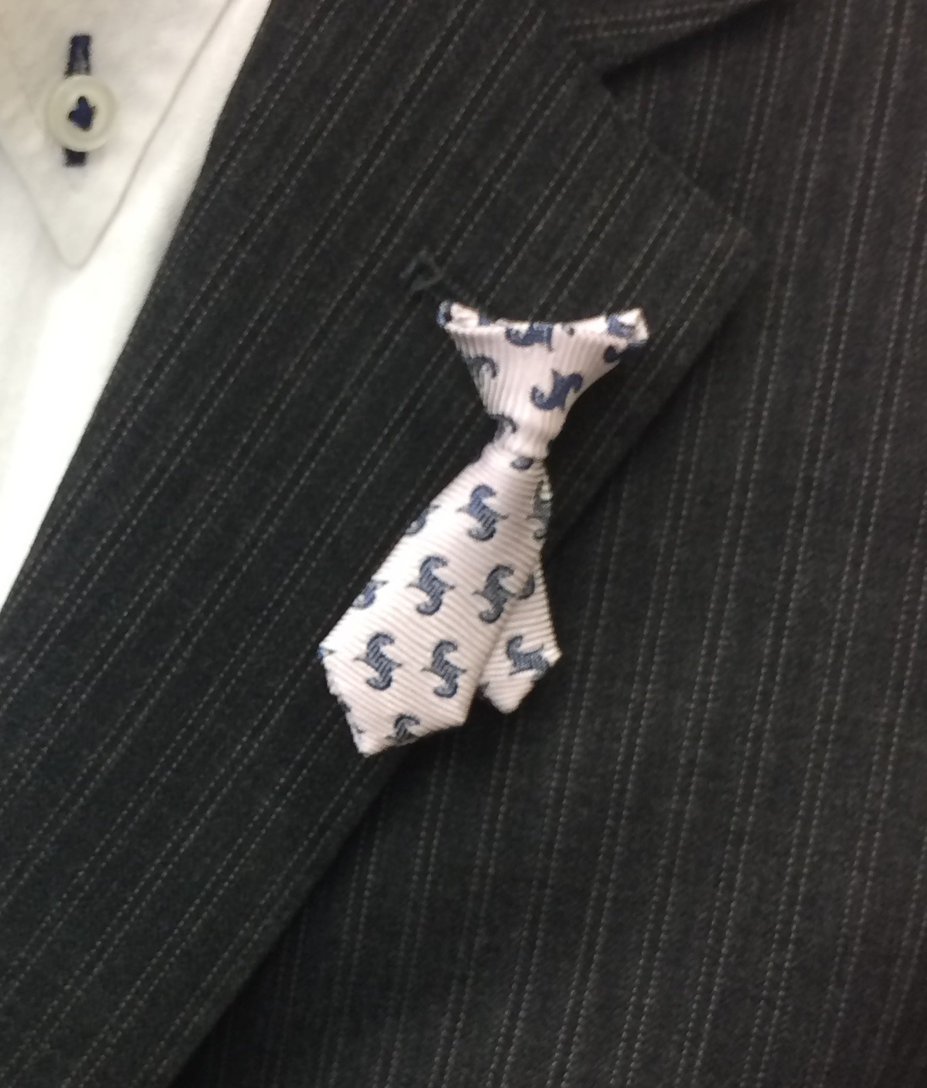 ネクタイ型ピンバッジ「p－Tie」の新デザインを販売中（八王子商工